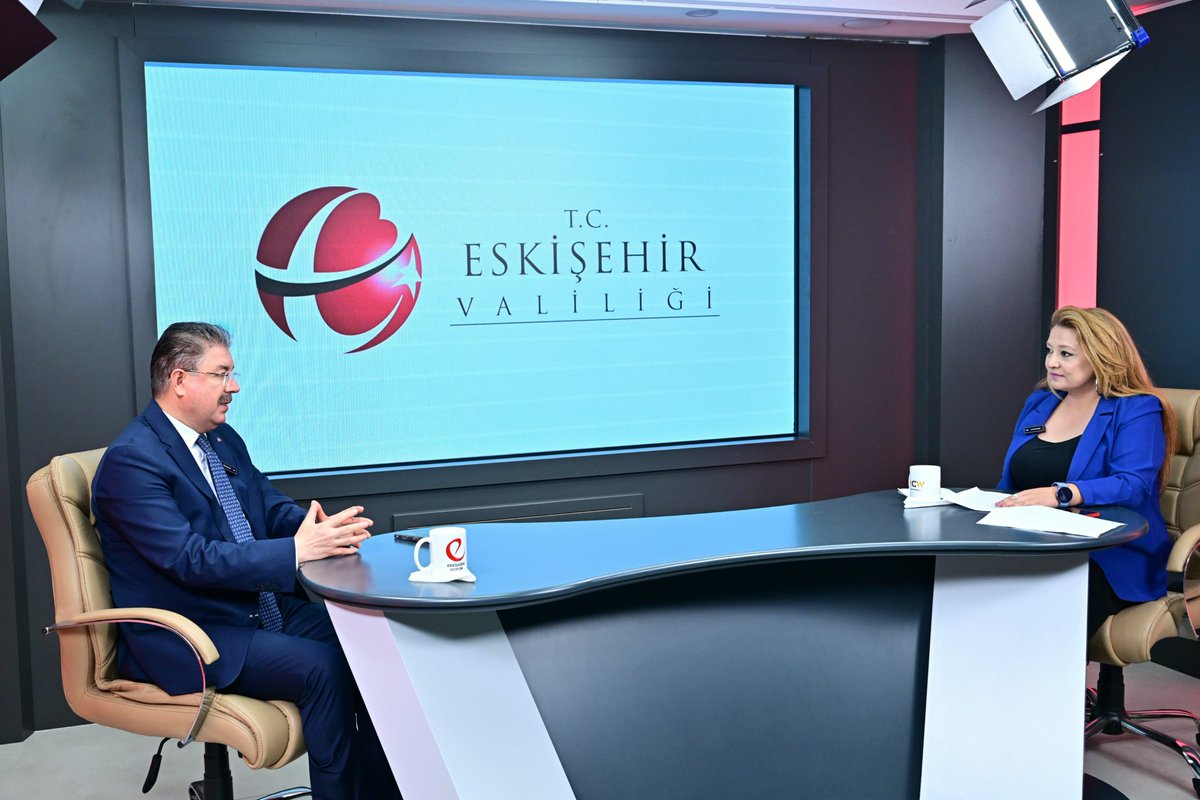eskvaliligi's tweet photo. Valimiz Dr. Erdinç Yılmaz, "Eskişehir Durum İnternet Haber Sitesi" bürosunu ziyaret ederek imtiyaz sahibi Emre Öztürk ve Haber Müdürü Pınar Akarsu ile bir araya geldi.
Ziyarette, Eskişehir Durum haber sitesinin 5. kuruluş yıl dönümünü kutlayan Vali Yılmaz, basın kuruluşunun yayın hayatında başarılarının devamını diledi. Basının kamuoyunun doğru ve tarafsız bilgilendirilmesindeki önemli rolüne vurgu yapan Vali Yılmaz, yerel basının şehrin gelişimine sunduğu katkının büyük önem taşıdığını ifade etti.
Samimi bir ortamda gerçekleşen ziyaretin ardından Vali Yılmaz, Eskişehir Durum İnternet Haber Sitesinde yayınlanan "Vali Özel" programına konuk oldu. Programda Haber Müdürü Pınar Akarsu'nun gündeme ilişkin sorularını yanıtlayan Vali Yılmaz, çeşitli konularda değerlendirmelerde bulundu.
@DrErdincYILMAZ1
@eskisehir_durum 
#Eskişehir