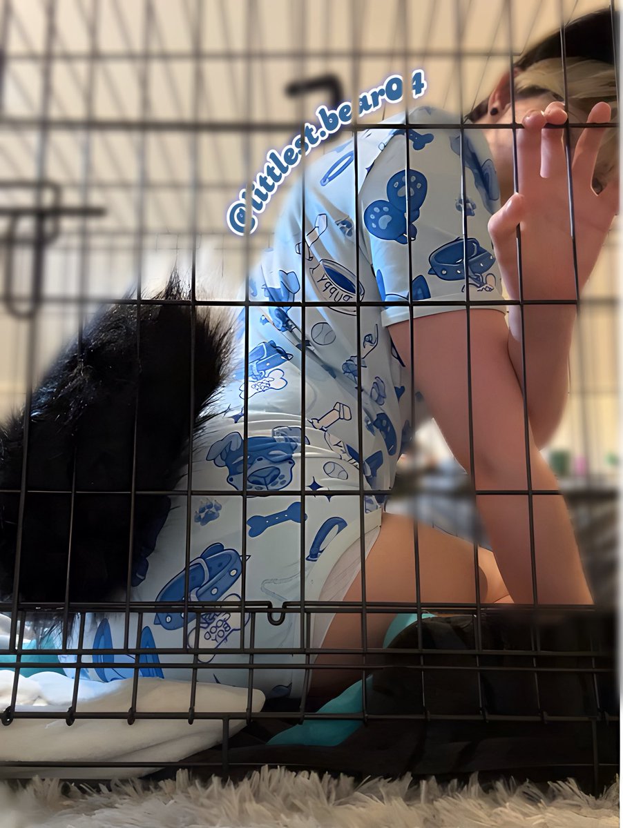 littlestbear04's tweet photo. This pup is waiting to be let out to go on walkies!! 🥺🐾

Onesie @OnesieDownunder https://t.co/LgtYDHXWod