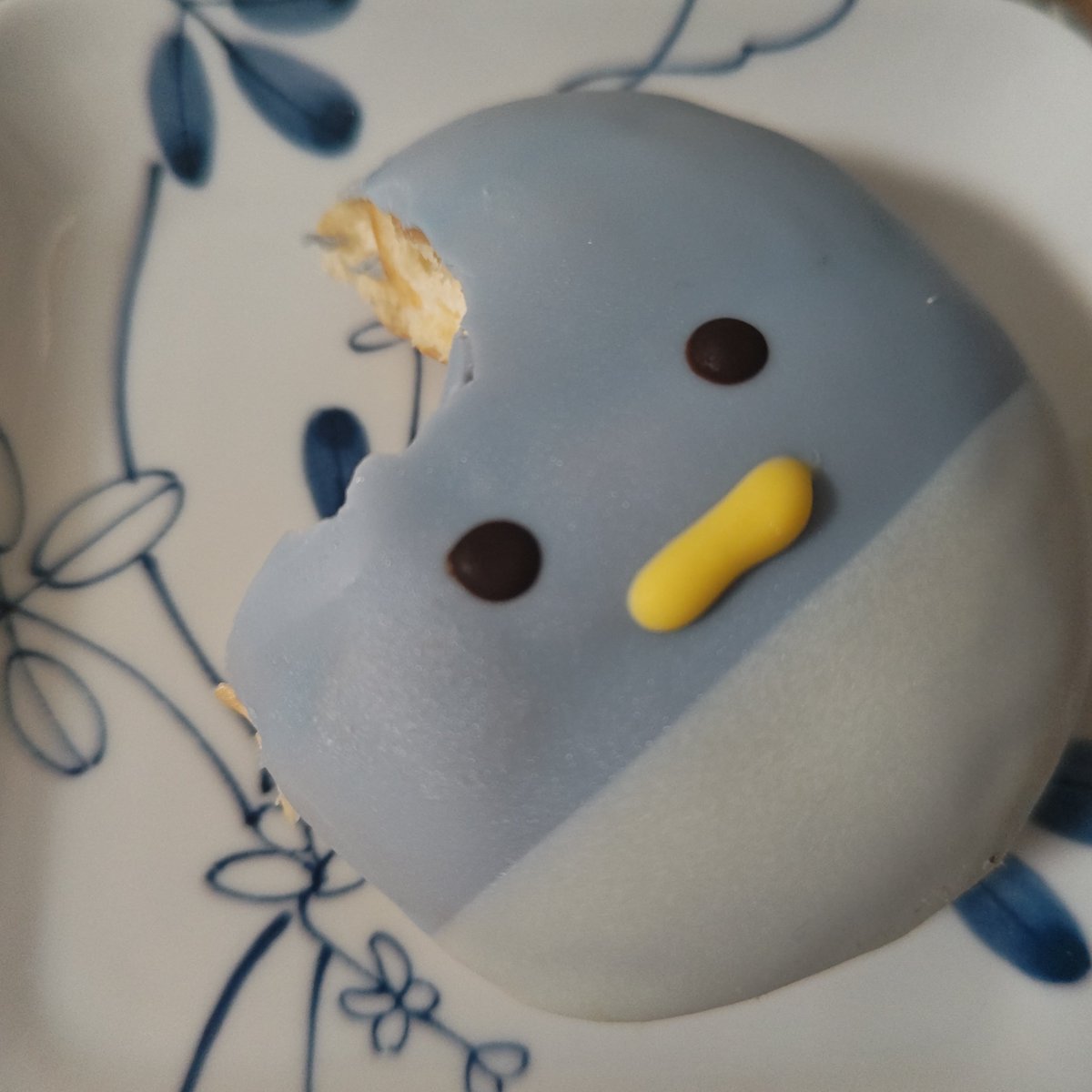 jkb_choco0_0's tweet photo. ちょっと違う気がするね🐧
個体差なのか、作る人の腕なのか、、、
容赦なくかじったのと、惨殺されたのを添えて、、。 https://t.co/hmT2XgIvZa