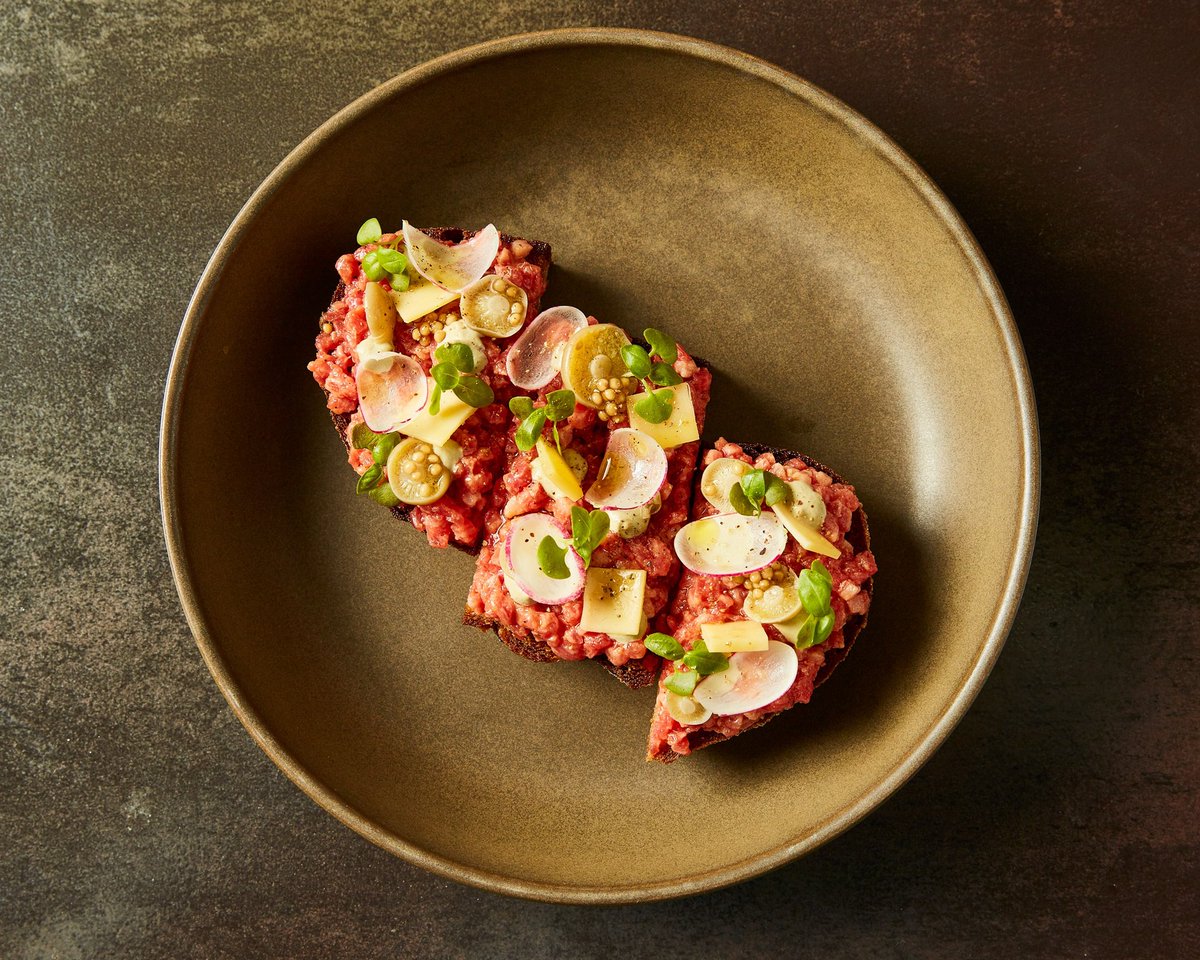 thefranklinroom's tweet photo. Wagyu Steak Tartare is a guest favorite at The Franklin Room for good reason 🤍 Yuzu mustard, capers, pickled Hon shimeji, shallot, cornichon, smoked gouda, radish, and toasted sourdough make every bite unforgettable. #TheFranklinRoom #SteakTartare #Wagyu https://t.co/N5xAhhYH4v