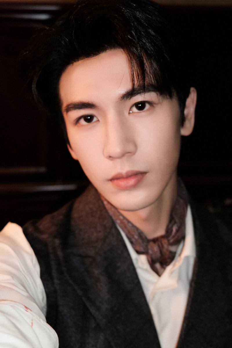 everydayzlh's tweet photo. •072726• zlh studio weibo update 🪐

studio shares new pics of #zhanglinghe as murong qingyi in drama #Overdo 🎬 https://t.co/GjmutBeHL3