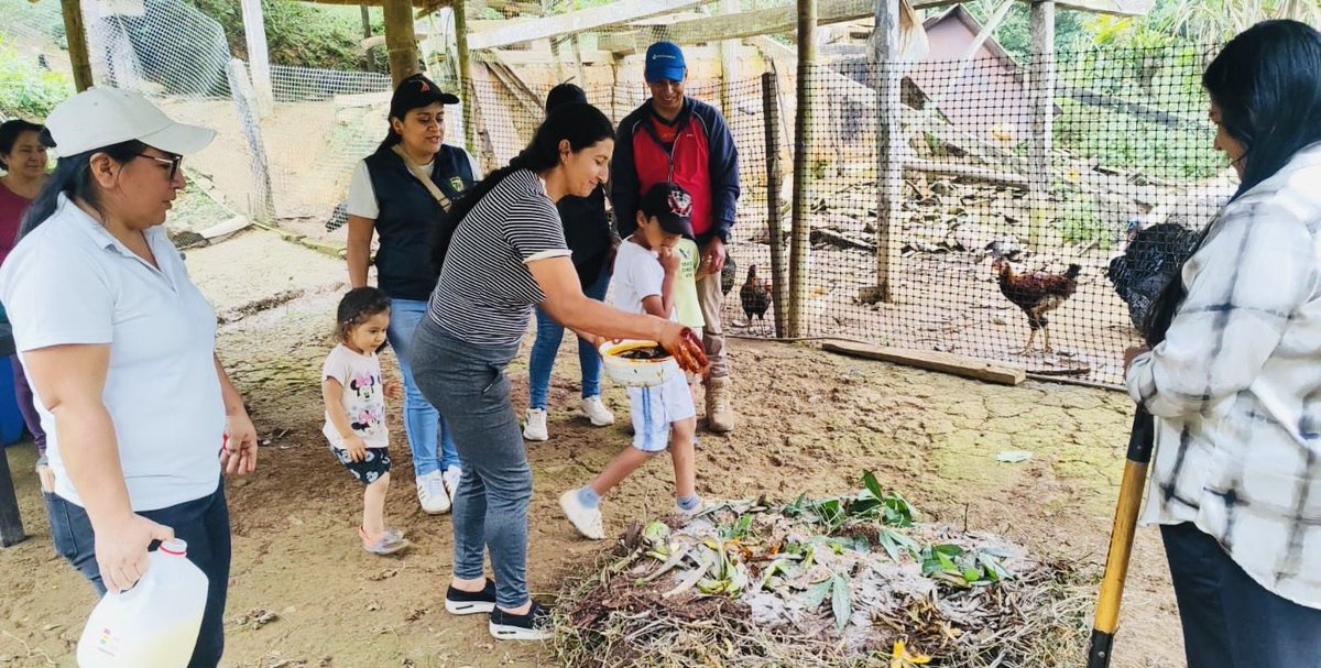 Agricultura_CZ7's tweet photo. #Loja | Con el propósito de fortalecer la soberanía alimentaria y promover prácticas agroecológicas sostenibles, el #MAGP, a través de la Oficina Técnica de #Puyango, en articulación con las concejalas del GAD Municipal, desarrolló una capacitación teórico-práctica. https://t.co/d590yGFHww