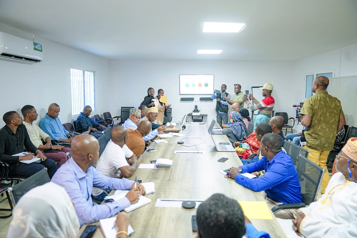 amgcomores's tweet photo. 📍Après Ngazidja et Mwali, le dialogue social sur l'#AMG se poursuit à #Ndzuani.

Partenaires sociaux, organisations professionnelles, coopératives et associations échangent sur leur rôle dans la mise en œuvre et la pérennisation de l'AMG.

#DialogueSocial #ProtectionSociale #km https://t.co/JTUG2VIt4t