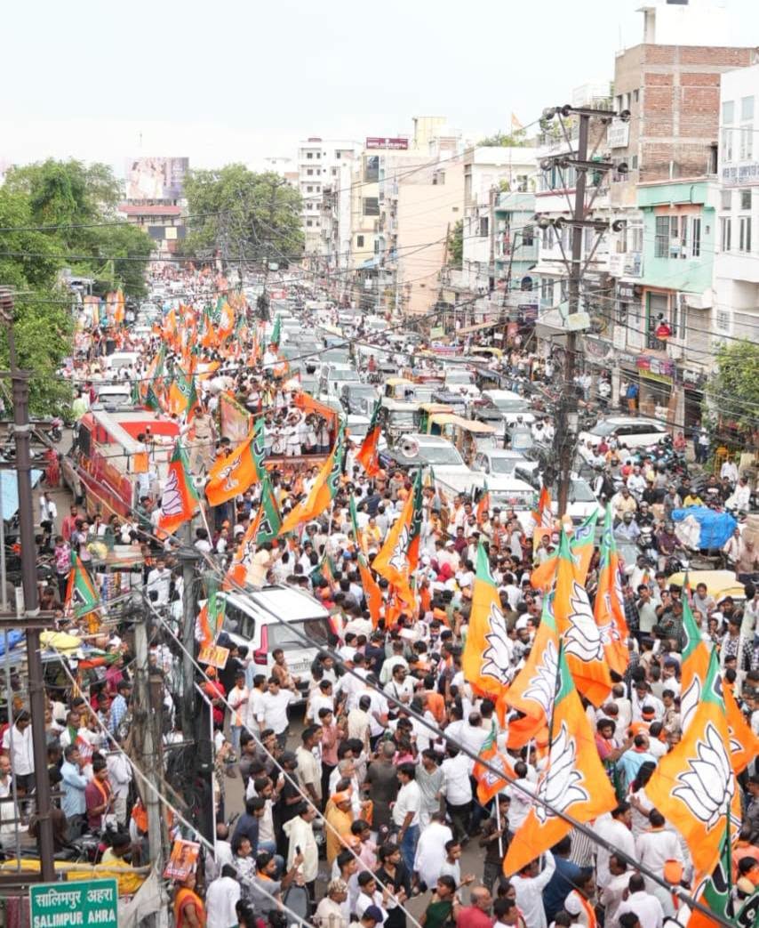 samrat4bjp's tweet photo. पटना (बांकीपुर) की सड़कें आज जनसैलाब की गवाह बनीं।

बांकीपुर की धरती पर उमड़ा अभूतपूर्व जनसमर्थन इस बात का स्पष्ट संदेश दे गया कि जनता का विश्वास विकास, सुशासन और राष्ट्रहित की राजनीति के साथ अडिग है।

भाजपा के माननीय राष्ट्रीय अध्यक्ष श्री @NitinNabin जी के साथ आज इस ऐतिहासिक रोड शो में जन-जन के उत्साह, विश्वास और अपार स्नेह का अद्वितीय दृश्य रहा। भगवामय पटना, खिलता कमल और हजारों-हजार लोगों का उत्साह स्पष्ट संकेत दे रहा है कि 30 जुलाई को बांकीपुर विधानसभा उपचुनाव में एनडीए समर्थित भाजपा प्रत्याशी श्री नीरज कुमार सिन्हा जी को भारी मतों का आशीर्वाद प्राप्त होगा।