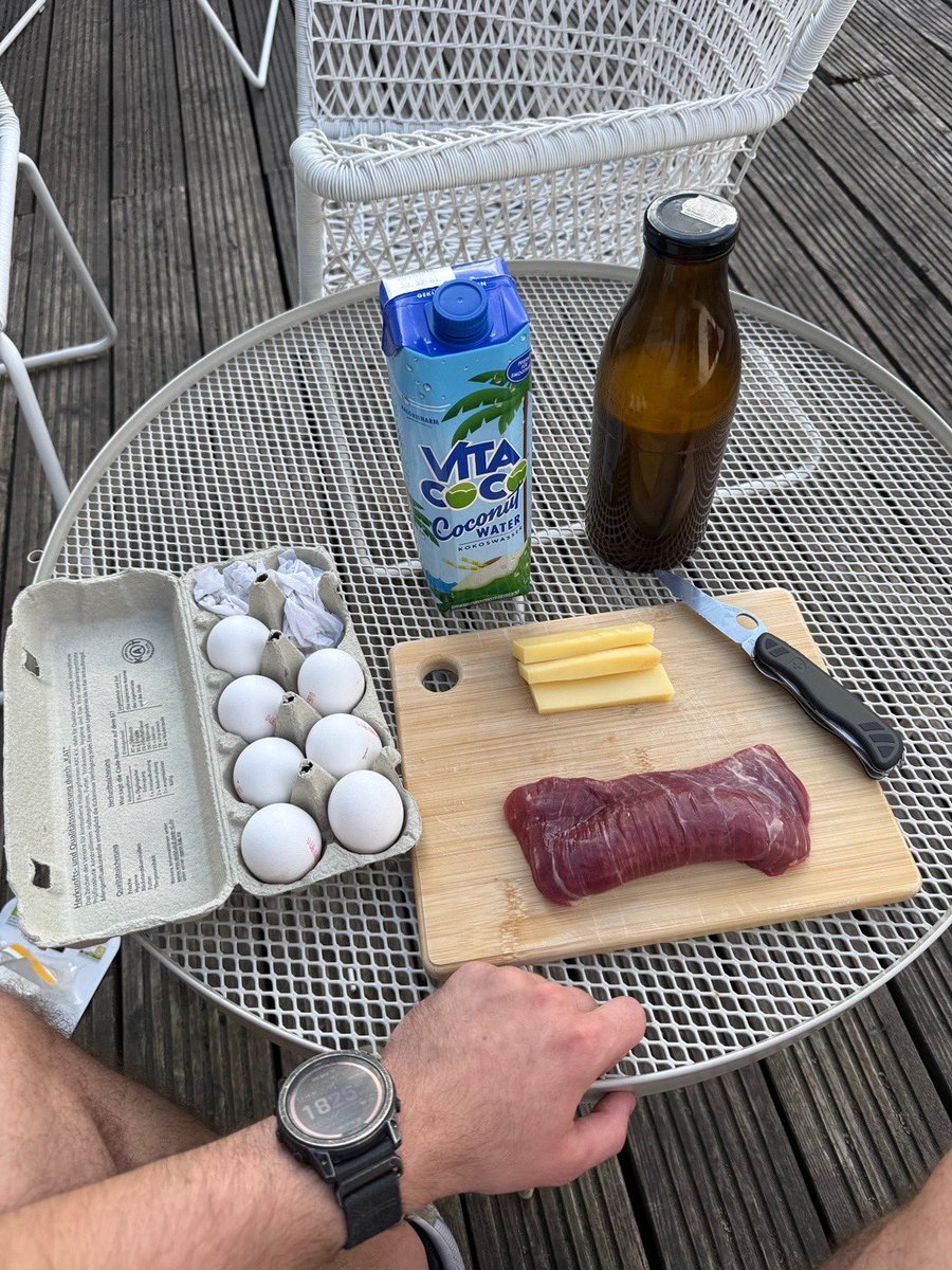 simoncorchia's tweet photo. Echte Männer essen rohes Fleisch zur Sommerdemo in Wien. https://t.co/0mo0SxJoC8