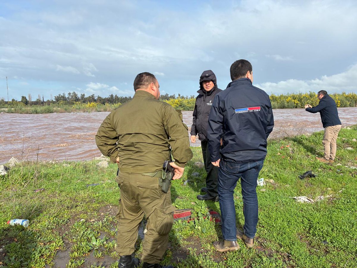 CarabNuble's tweet photo. Junto a @DPRNuble, Carabineros de la 1ª Comisaría #SanCarlos, verificaron crecida del río #Ñuble, y estado de las viviendas colindantes del sector en Villa Illinois, en la comuna de #SanNicolás, esto, con el fin proporcionar ayuda oportuna y evitar emergencias. https://t.co/jDRAKD35vT