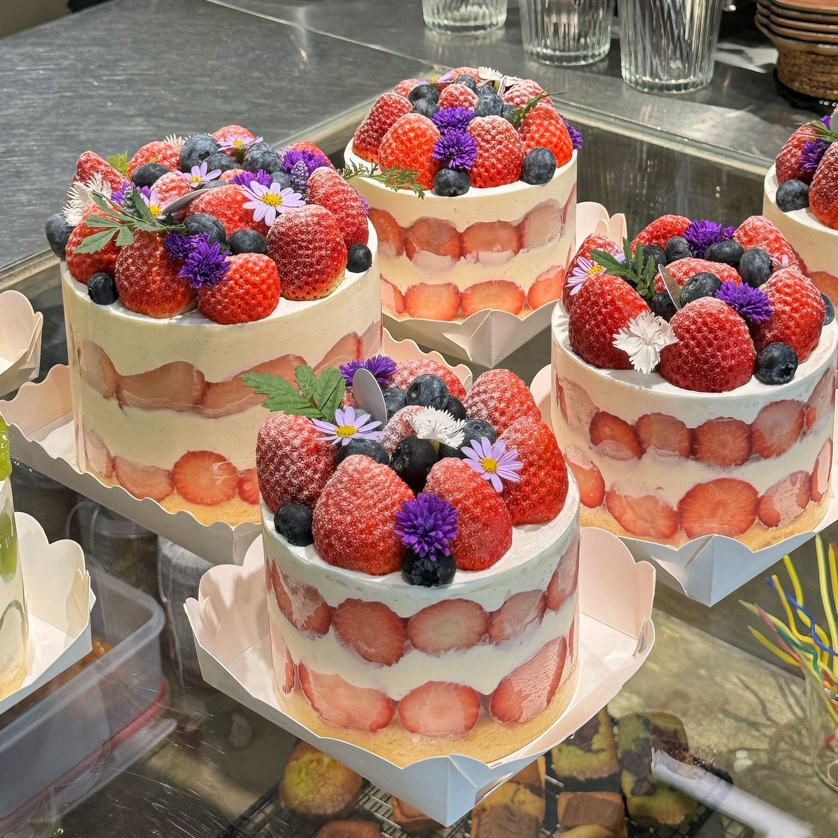 Cafe_LittleGirl's tweet photo. ร้าน Entree คือที่สุดดดด!! 🎂🍓🫐 ถ้าชอบเค้กผลไม้แบบหน้าล้น ร้านนี้ตอบโจทย์มากกก อลังการ น่ากิน และอร่อยค่า สั่งพรีหรือเดลิน้า ร้านอยู่แถวบางรัก 🫶✨️ https://t.co/Y6BGeNJSAR