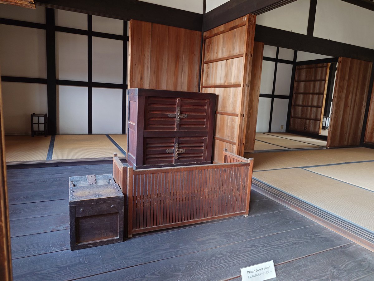y_d33911's tweet photo. 橿原市今井町　旧米谷家住宅　サントリーの伊右衛門のCMを撮影したそうです(一番最初の奴だけみたいですが)
時��劇でよく番頭さんが座ってる所にある奴あった
＃ざつ旅 https://t.co/SaXI2xBGrk