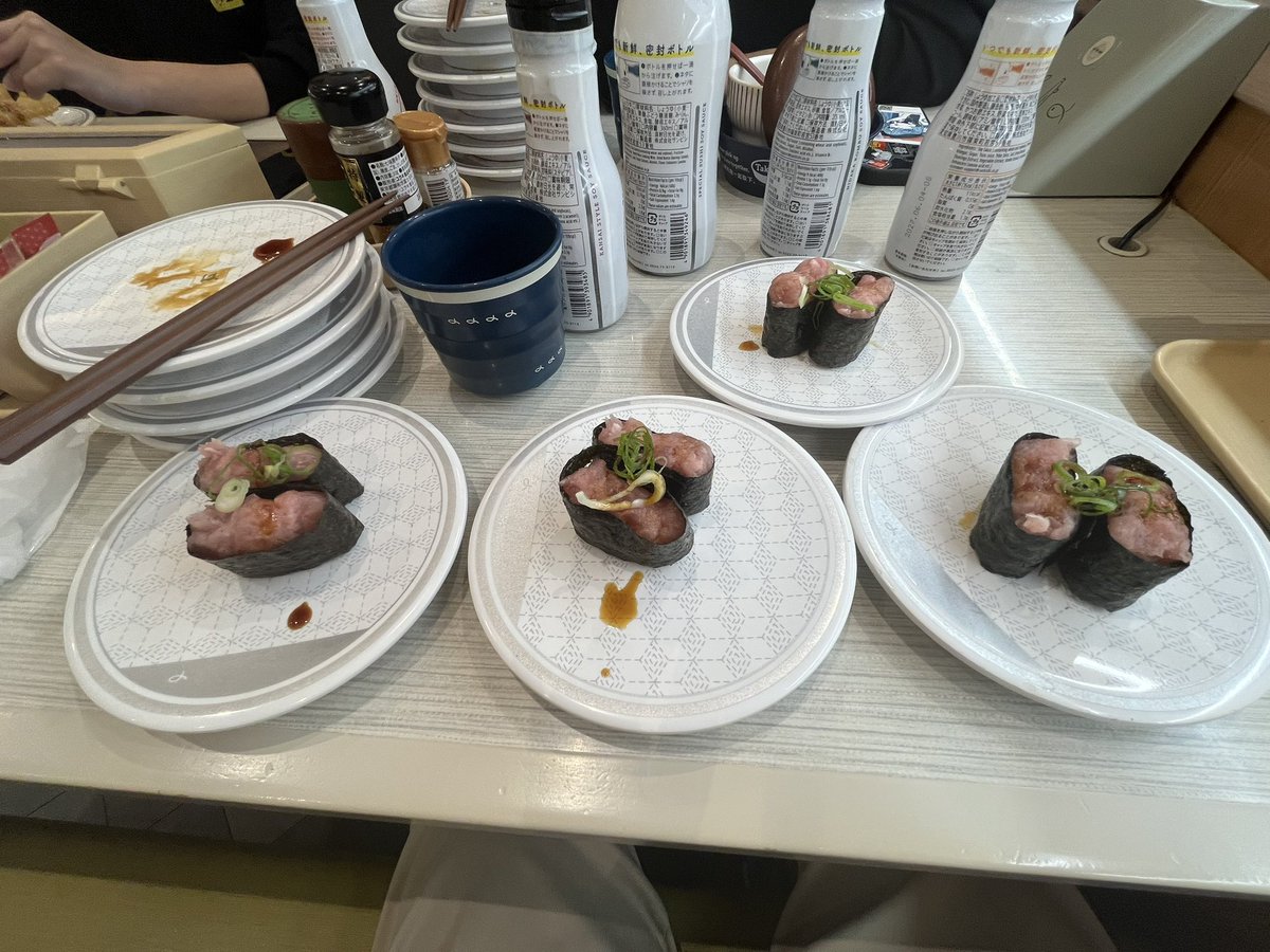 Idrowpictures's tweet photo. 研究室の後輩たちと寿司行ったぞ、お話できて楽しかった
マグロとまぐろ食べた(写真に載ってる16貫) https://t.co/pnNK7vmx9Q