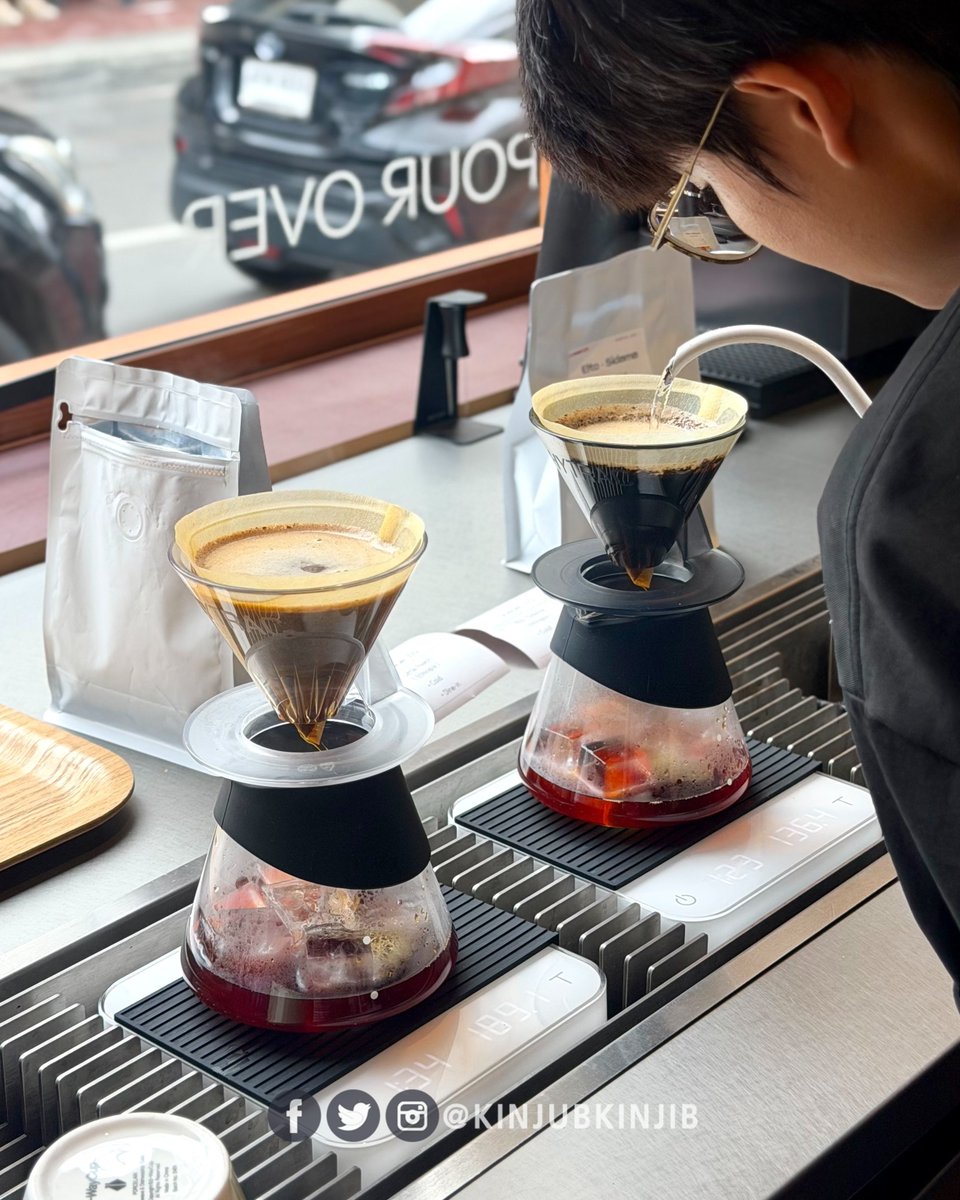 kinjubkinjib's tweet photo. 🌟ขึ้นแทนลูกรักคนใหม่ กับ JOJOE Coffee Roastery โรงคั่ว Specialty ในย่านทรงวาดที่บอกเลยสายดริปต้องมาลอง

😍เราเข้าไปในร้านถึงกับงง ทำไมมีแต่คนต่างชาติเข้านั่งจิบกาแฟแน่นร้านเลย

☕️และก็เข้าใจเลยว่าทำไมคนถึงแน่นร้าน เพราะว่าที่นี่มีเมล็ดกาแฟให้เลือกค่อนข้างหลากหลาย ทั้งเมล็ดซิกเนเจอร์ เมล็ดนอก และแบบเบลนด์พิเศษก็มี แถมมีให้เลือกตั้งแต่คั่วอ่อน, คั่วกลาง ไปจนถึงคั่วเข้มเลย

📣ใครชอบโทนไหนคั่วระดับไหนให้บาริสต้าแนะนำได้เลย รับรองไม่ผิดหวังแน่นอน อย่าลืมสั่งเค้กช็อกโกแลตกับกินคู่กับดริปเย็นๆเข้ากันสุดๆ
@aroii #รีวิวคาเฟ่