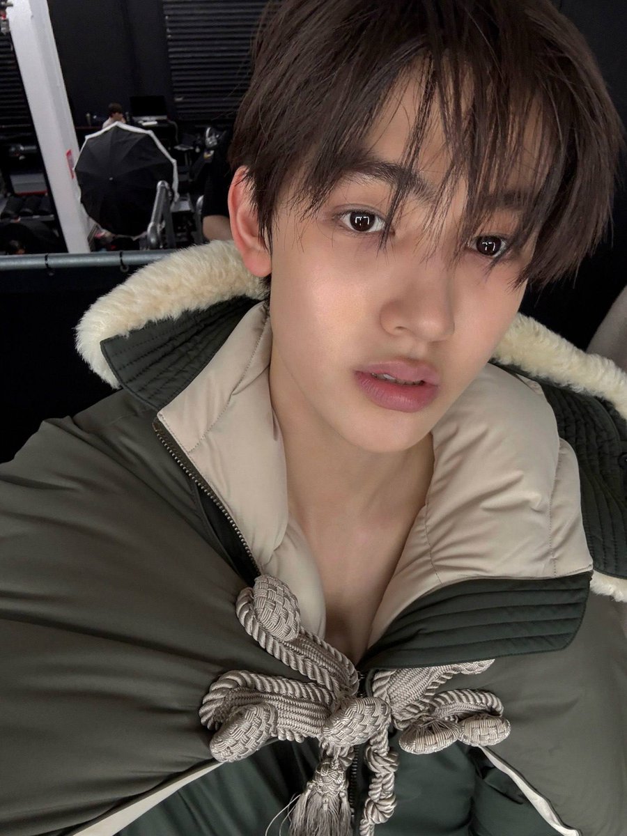 Seonghyeoszn's tweet photo. Bundled up in this jacket backstage waiting for whatever's next, cold enough to actually need the hood for once. One blurry, one not, keeping both anyway. https://t.co/cfCA5a7lEn