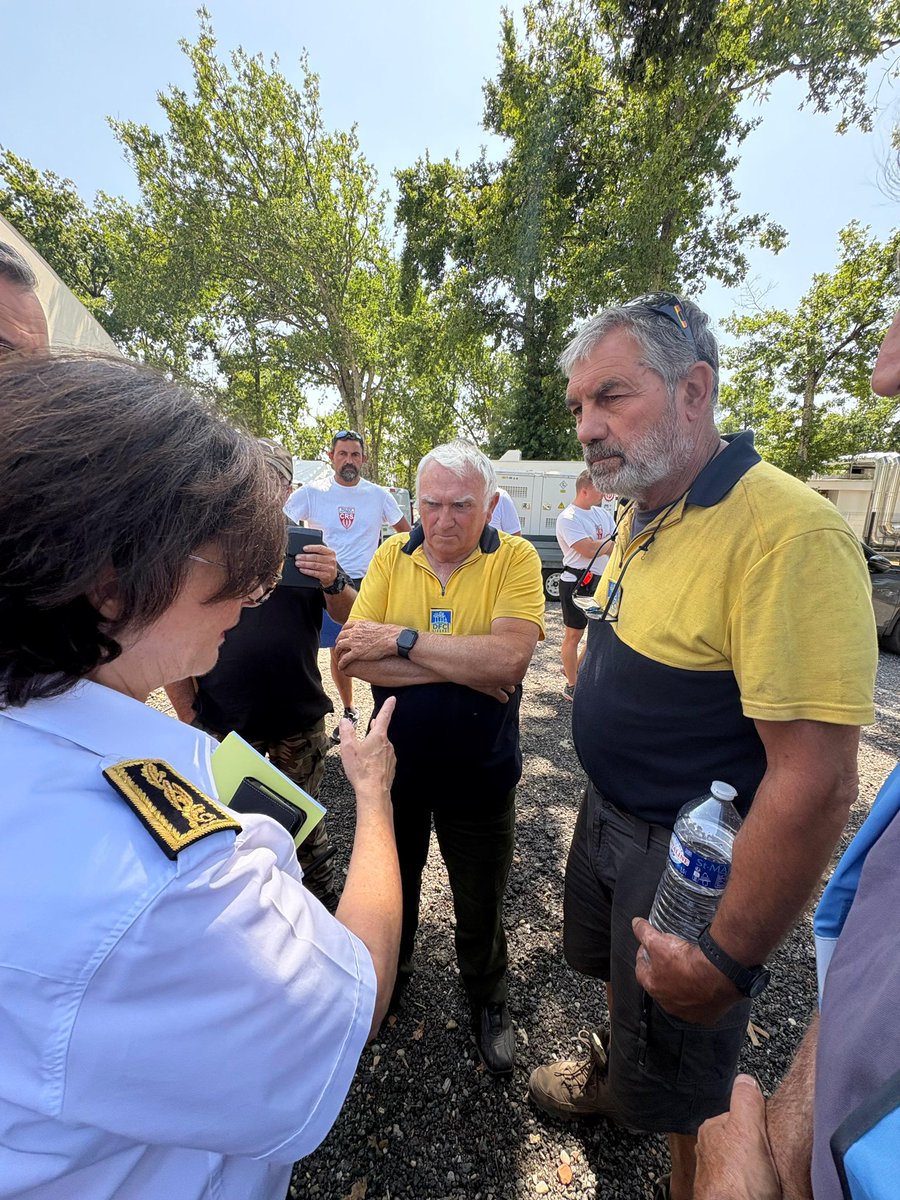 PrefAquitaine33's tweet photo. 🔵Alors que l'incendie n'est pas encore fixé, la préfète Sophie Brocas est allée au #Porge, commune dévastée par les flammes, à la rencontre de son maire et des élus dont le dévouement est exemplaire. 

Un temps d'écoute et d’échange essentiel pour  accompagner la population durement touchée par ce #feu. 

Solidarité et mobilisation aux côtés des collectivités territoriales et des habitants. 

#Gironde 
#FeuxDeForêt