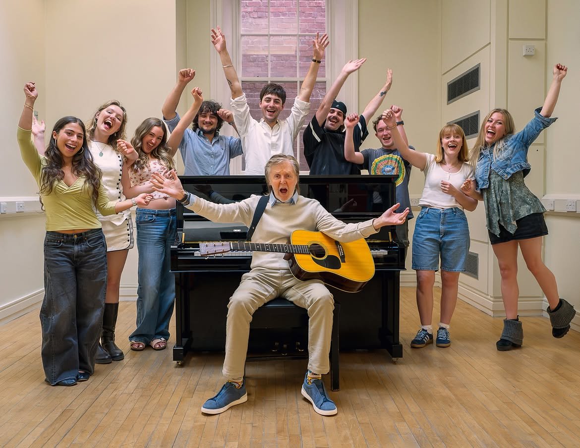 Diario_Beatles's tweet photo. Paul McCartney and music students at LIPA, Liverpool July 20 2026 https://t.co/a2RMk5YcBG