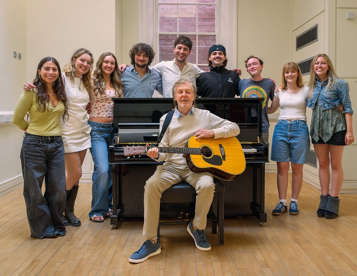 Diario_Beatles's tweet photo. Paul McCartney and music students at LIPA, Liverpool July 20 2026 https://t.co/a2RMk5YcBG