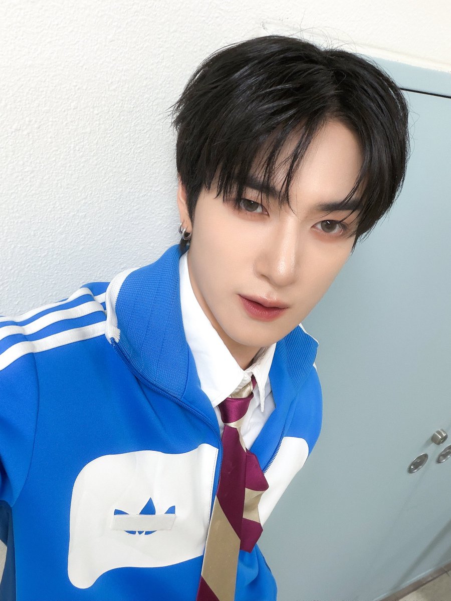 TRENDZ_OFFCL's tweet photo. [#윤우] 월요병 잘 이겨냈길 프렌드지🐺🖤 낼도 화팅하자🩶

#FROM_TRENDZ #TO_FRIENDZ #TRENDZ #트렌드지 https://t.co/ZC12YvJuTs