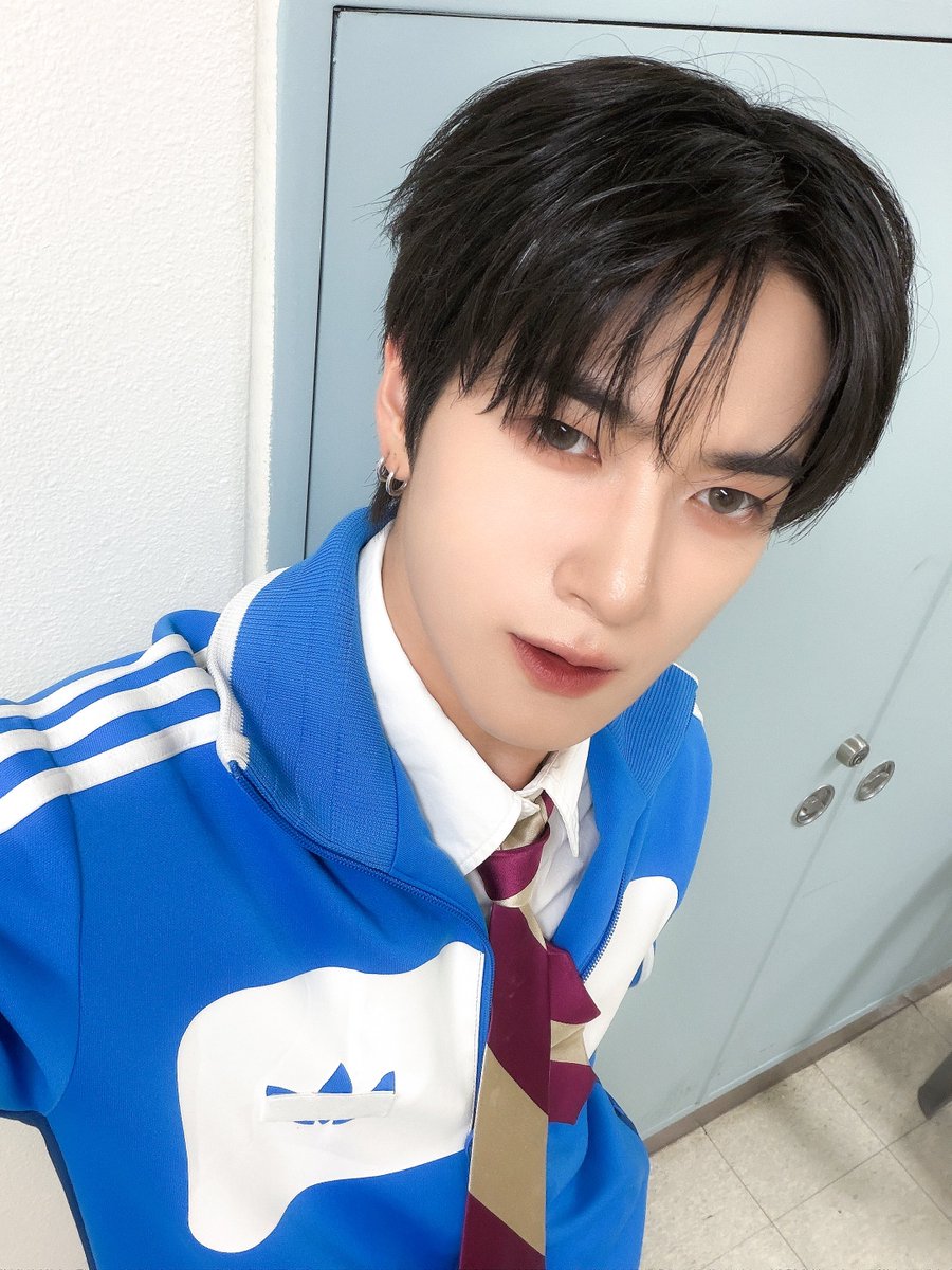 TRENDZ_OFFCL's tweet photo. [#윤우] 월요병 잘 이겨냈길 프렌드지🐺🖤 낼도 화팅하자🩶

#FROM_TRENDZ #TO_FRIENDZ #TRENDZ #트렌드지 https://t.co/ZC12YvJuTs