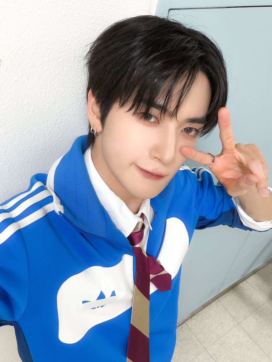 TRENDZ_OFFCL's tweet photo. [#윤우] 월요병 잘 이겨냈길 프렌드지🐺🖤 낼도 화팅하자🩶

#FROM_TRENDZ #TO_FRIENDZ #TRENDZ #트렌드지 https://t.co/ZC12YvJuTs
