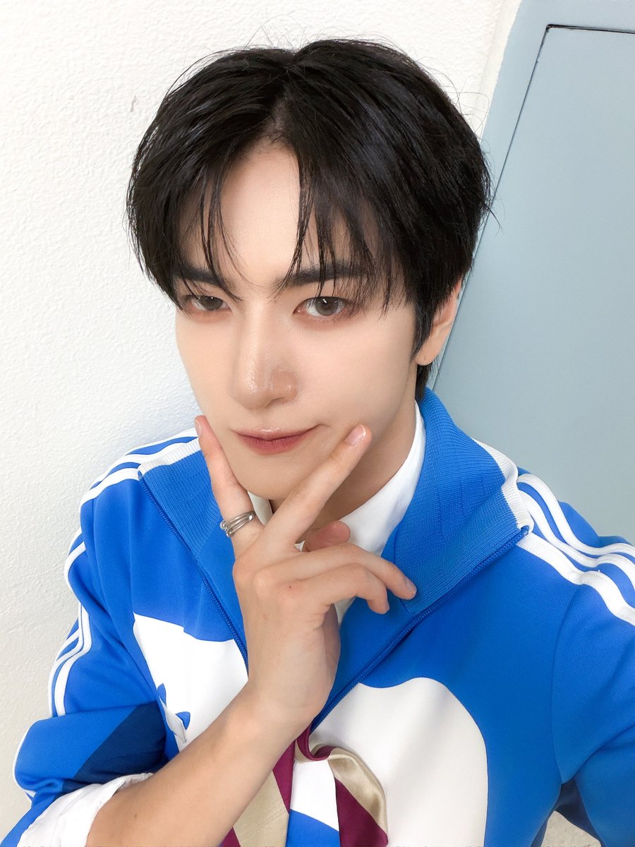 TRENDZ_OFFCL's tweet photo. [#윤우] 월요병 잘 이겨냈길 프렌드지🐺🖤 낼도 화팅하자🩶

#FROM_TRENDZ #TO_FRIENDZ #TRENDZ #트렌드지 https://t.co/ZC12YvJuTs