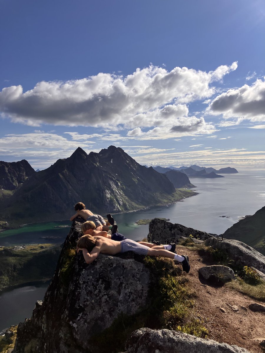 VladJ8972's tweet photo. @HorveiOYVIND @AudunBraten Ingen planer, har det fint på fjellet med kidsa.. surf etterpå … også har jeg jo deg som er underholdende i all din dumhet https://t.co/g6p7ly8DjT