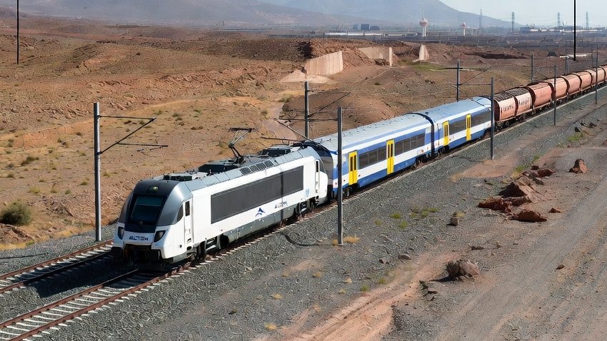 MoroccanSories's tweet photo. 🇲🇦🚆|Une ligne ferroviaire Errachadia - Nador étudiée

Déjà mentionnée par la FGD durant le mandat de l'ex-chef du gouvernement Saad Dine El Othmani, le RNI a relancé ce projet ferroviaire qui relie Errachadia - Nador West Med visant à désenclaver la région du Draâ - Tafilalet.

Sa faisabilité dépend de plusieurs facteurs :
- choix du tracé, 
- coût, 
- rentabilité 
- développement de l'activité industrielle régionale

Le RNiste Mohamed Chaouki privilégie une interconnexion avec Nador tandis que l'ex- FGDiste Omar Balafrej privilégiait un accès via le Moyen - Atlas.

Il est possible de relier Nador West Med à Errachadia en relançant de façon opérationnelle la ligne Bouarfa - Oujda qui reliait autrefois jusqu'à Béchar et la ligne Midelt–Guercif abandonnée après la fin du protectorat.

Ces lignes conçues autrefois pour acheminer les mineries de l'Algérie française 🇫🇷 vers les ports marocains 🇲🇦peuvent être réutilisées et rénovées pour exploiter et acheminer les mineries et les voyageurs de l'Oriental et de Draâ-Tafilalet.

Pour rentabiliser ce projet ambitieux, il sera nécessaire de lancer de projets miniers et d'exploiter les minerais cachés (argent, cobalt, cuivre, manganèse, barytine) et du trafic voyageur.

Il sera nécessaire d'accompagner ce projet avec une transformation industrielle locale, former une main-d'œuvre qualifiée et créer davantage de valeur ajoutée dans la région pour assurer la viabilité économique de la ligne.

Enfin, l'inauguration prochaine de Nador West Med prévue à partir du 4e trimestre 2026, renforce l'intérêt stratégique d'une telle liaison ferroviaire pour connecter le Sud-Est aux marchés européens.