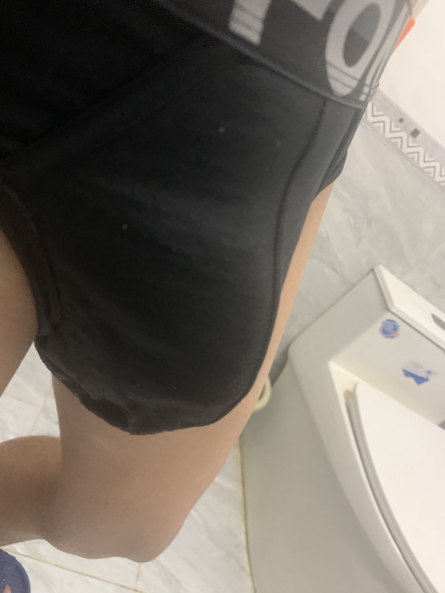 XingD92690's tweet photo. 今天还是黑色夫万！没人要只好换洗咯！好不容易穿出了味道👅 https://t.co/QUhAsj1oCN