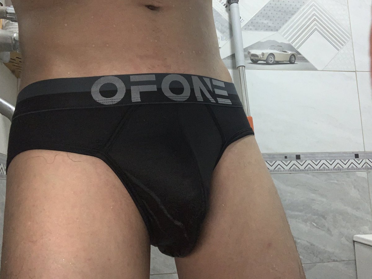 XingD92690's tweet photo. 今天还是黑色夫万！没人要只好换洗咯！好不容易穿出了味道👅 https://t.co/QUhAsj1oCN