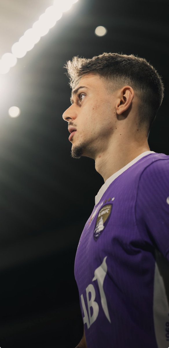 OMS_32_'s tweet photo. والله و بالله و تالله ان مب تعصب ولا مجاملة لناديي اللي اشجعه ولا ضد أي اسم مرشح في كل الجوايز ولكن … حول ال20 لاعب بمختلف مراكزهم مرشحين للجوايز ( بغض النظر عن السن ). 

"المضحك المبكي " 
إن جميع الخبراء و المقيّمين الفنيين و الإداريين و القائمين و المشرفين على الحفل و الجوائز ، ولا شخص منهم شاف الأدوار اللي قدمها " مارسيل راتنيك " طوال الموسم في ال3 بطولات من قوة دفاعية ، إضافة هجومية ، تمركز كلاعب محور وقت الحاجة ، صناعة اهداف ، تدخلات دفاعية حاسمة ، ركيزة في بناء الهجمة من الخلف ، الخ…  

ونزعل و نسأل ليش كرتنا " محلّك سر " !!!