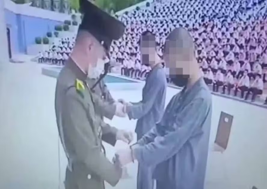 borbardb's tweet photo. @folha Que matéria merda é essa elogiando uma país q escraviza seu povo e mata cristão. Kim ganha dinheiro vendendo armas para a Rússia matar Ucraniano.

Amnesia Coreia do Norte mostram adolescentes condenados a 12 anos de trabalho forçado por assistir K-drama
https://t.co/CKaD5yYQPG https://t.co/5lq80gTlTQ