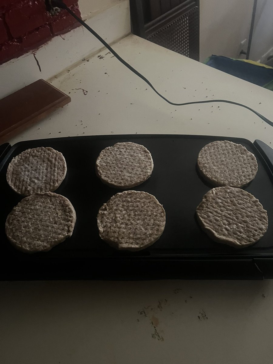 VolleyballGunz3's tweet photo. #yesterdaypost  Sunday Grilled Burgers for lunch. It’s been a while since I grilling those burgers. And I been craving those burgers for a while now. https://t.co/VK6GdMVZzA