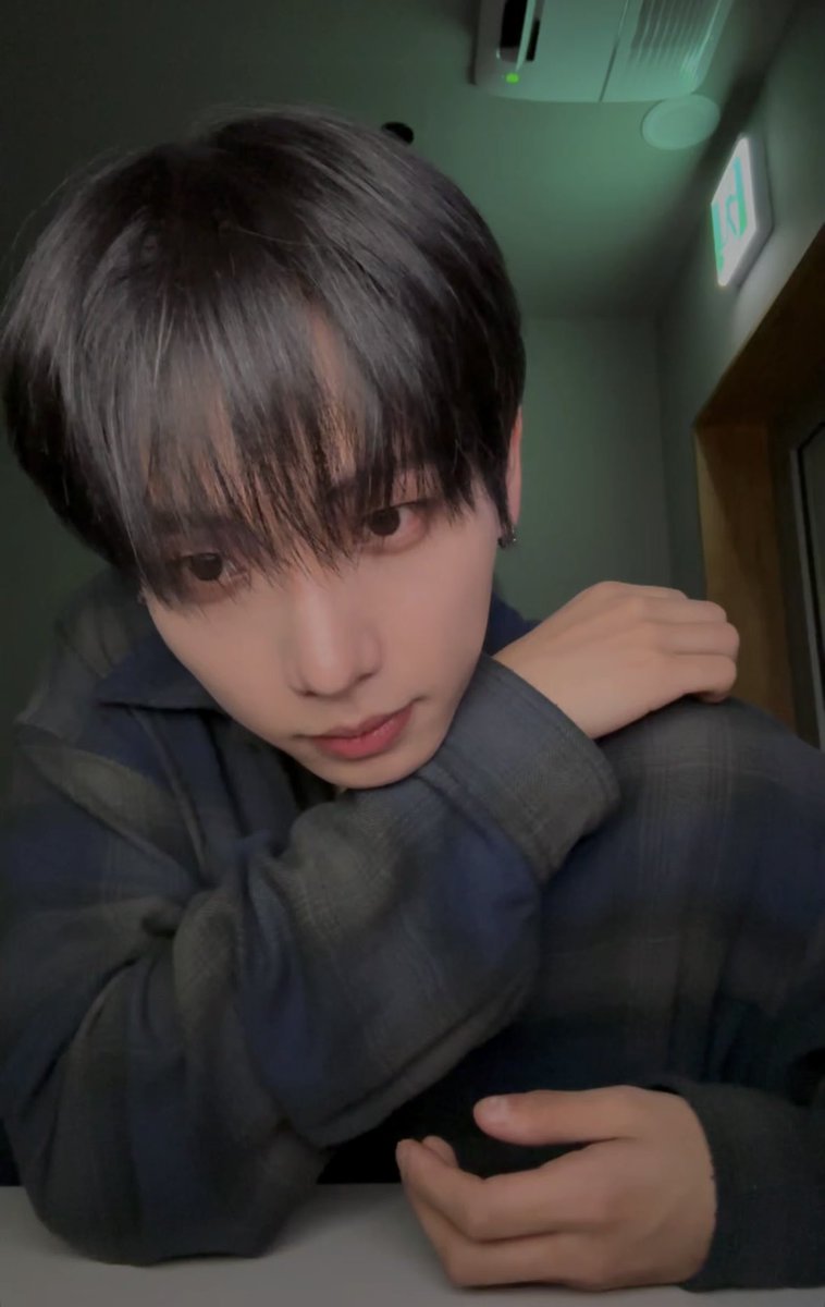 roeumee's tweet photo. 재현이 라이브와줫어🥹
오늘도 존나이쁘고 ~ https://t.co/u0qUAhf0eC