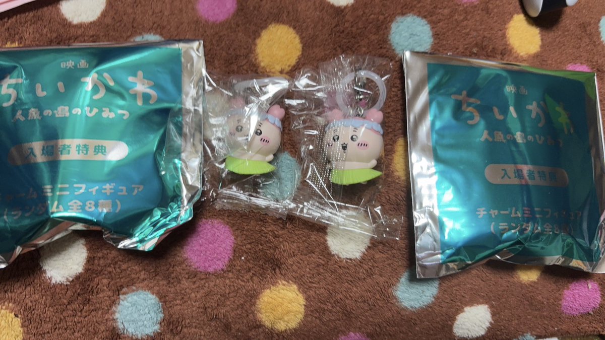 komisumuk's tweet photo. 映画ちいかわ　人魚の島のひみつ
見てきた😊💖
大スクリーンで見るちぃちゃんやプルャは最高だった🥰
残念だったのが映画館でしか買えないドリンクホルダーとポップコーンバケツ買えなかったし、チャームミニフィギュア（めじるしアクセサリー）が推しじゃ無い上にダブった…😭😭😭 https://t.co/9AhHqDUOzX