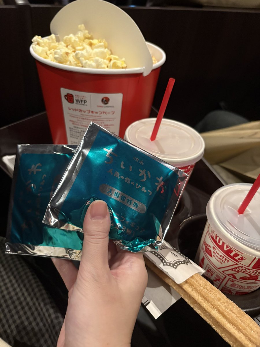 komisumuk's tweet photo. 映画ちいかわ　人魚の島のひみつ
見てきた😊💖
大スクリーンで見るちぃちゃんやプルャは最高だった🥰
残念だったのが映画館でしか買えないドリンクホルダーとポップコーンバケツ買えなかったし、チャームミニフィギュア（めじるしアクセサリー）が推しじゃ無い上にダブった…😭😭😭 https://t.co/9AhHqDUOzX