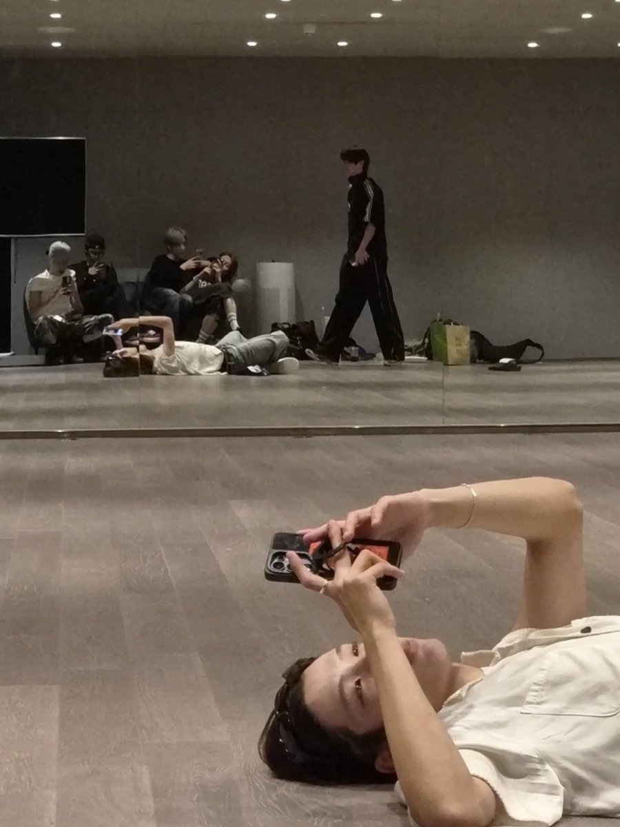 renbinna_'s tweet photo. pertama kali liat yg tiduran itu sc jirr tpi pas di-zoom ternyata bang taro https://t.co/DQLjDCRJRo