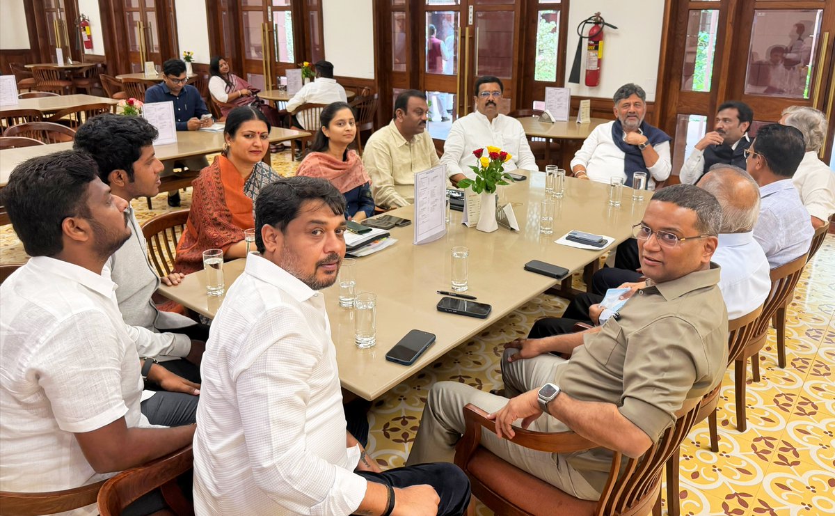 DrPrabhaSSM's tweet photo. ಸನ್ಮಾನ್ಯ ಮುಖ್ಯಮಂತ್ರಿಗಳಾದ ಶ್ರೀ ಡಿ.ಕೆ. ಶಿವಕುಮಾರ್ ಅವರು ರಾಜ್ಯಸಭೆ ಕ್ಯಾಂಟೀನ್‌ನಲ್ಲಿ ಆಯೋಜಿಸಿದ್ದ ಭೋಜನ ಕೂಟದಲ್ಲಿ ಕಾಂಗ್ರೆಸ್ ಪಕ್ಷದ ಲೋಕಸಭಾ ಹಾಗೂ ರಾಜ್ಯಸಭಾ ಸದಸ್ಯರನ್ನು ಆತ್ಮೀಯವಾಗಿ ಭೇಟಿ ಮಾಡಲಾಯಿತು...
@DKShivakumar

#DKShivakumar #Congress #CongressMPs #RajyaSabha #LokSabha https://t.co/1C9FArg6D7