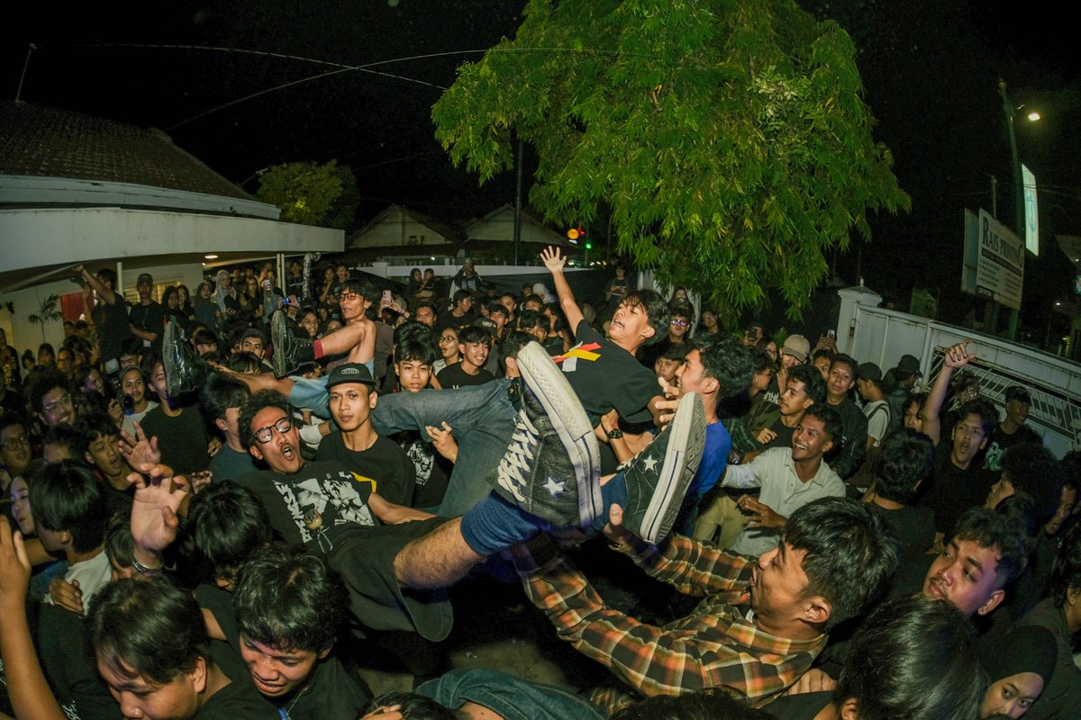 semiberiman's tweet photo. Menikmati acara musik di kabupaten kecil di sudut utara, terimakasih sudah sowan di kabupaten kecil ini @FSTVLST 
#F2Fklab https://t.co/vFTzDbM6MV