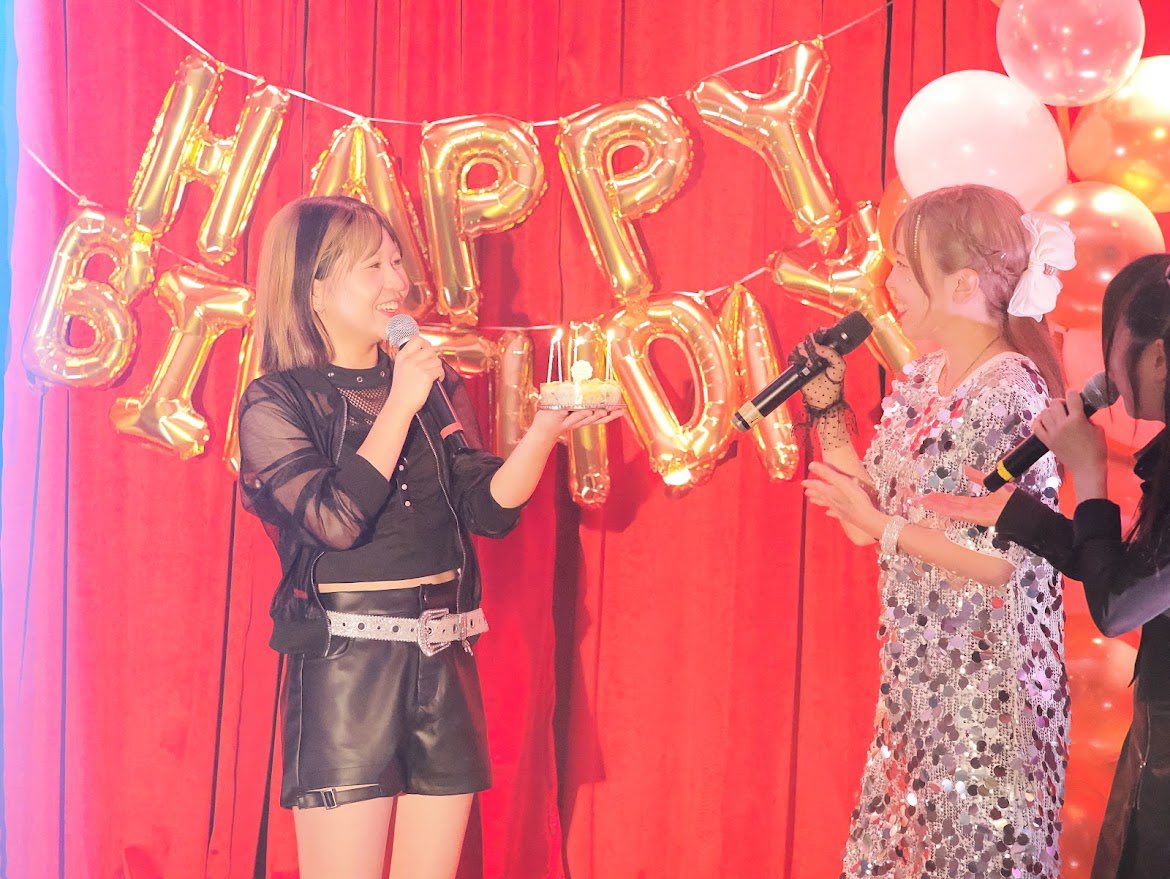 Prim_momo0724's tweet photo. そして…💛
まやちゃんへのサプライズも無事に大成功でした🎉✨

ゆーきちゃんとずっとこそ練してきたユニット曲「赤いイヤホン」をサプライズで披露することができて、本番までドキドキでしたが、まやちゃんにも喜んでもらえて本当に嬉しかったです🥹💛 https://t.co/nsrZ7mtCOk