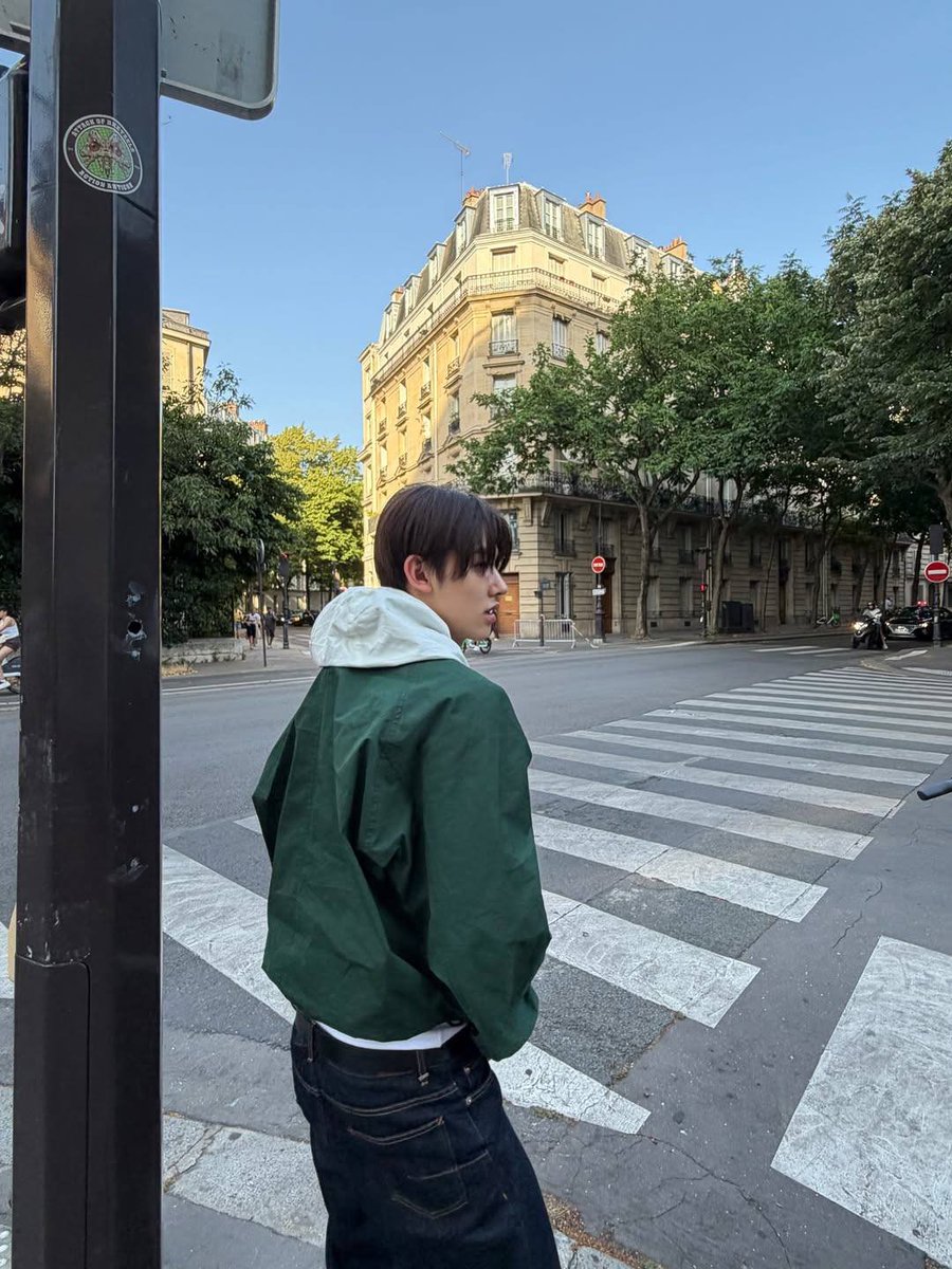 Seonghyeoszn's tweet photo. Waiting for the light to change and got roped into a fit check instead, green jacket and denim doing overtime for the streets of Paris. Sky's clear, crosswalk's empty, timing worked out perfectly for once. https://t.co/kS84Lbeb5M