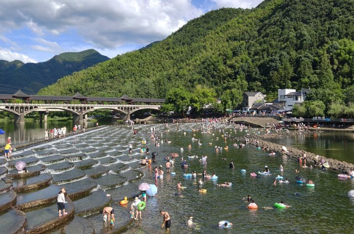 hangzhoufeel's tweet photo. 🌊 Over 120,000 visitors flocked to a creek in just half a month.

Along Huyuan Creek in southern Fuyang, small dams have become the summer hotspots everyone's talking about. From wading and swimming to tubing, camping, and fishing, every section along the creek offers a different way to cool off.

#HuyuanCreek #SummerVibes #CoolDown #VisitHangzhou #NatureEscape #WaterFun