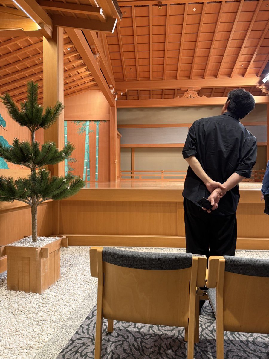 koshirofficial's tweet photo. 紫薫の会場、セルリアンタワー能楽堂に行ってきました❣️
舞台機構、座席を確認し、照明をしていただく渡辺さんと打合せをして来ました
今は無限の可能性にワクワクばかりです‼️ https://t.co/4MEiSXNtnC
