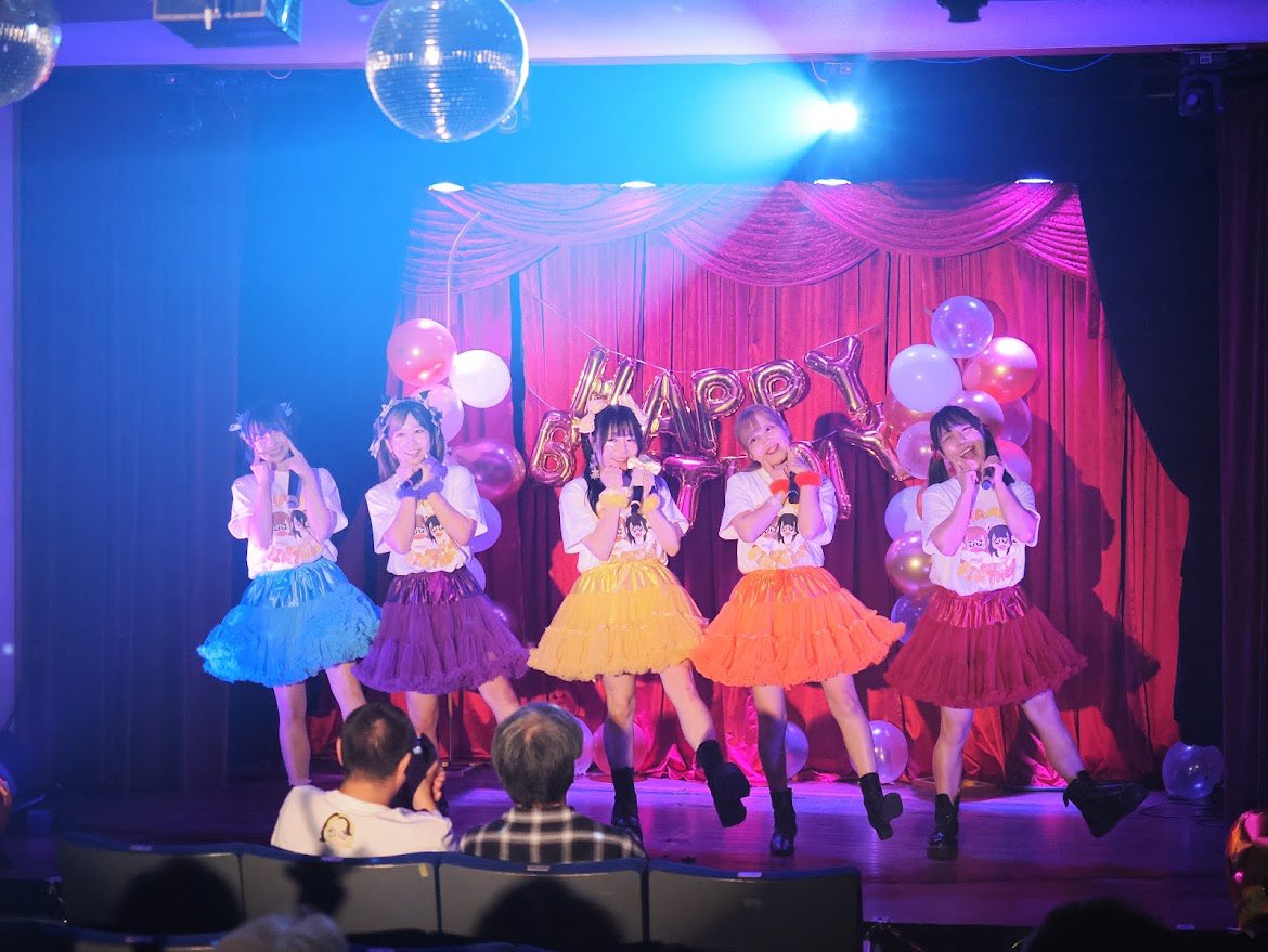 Prim_momo0724's tweet photo. こんなに素敵なライブでお誕生日を迎えられたのは、会場に来てくださった皆さん、来られなかったけど応援してくださった皆さん、素敵な出演者の皆さん、協力してくださったスタッフの皆さん、本当にたくさんの方々のおかげです💐💛

そして、パパとママにも感謝✨️
産んでくれてありがとう💛 https://t.co/8a7ANmCSx0