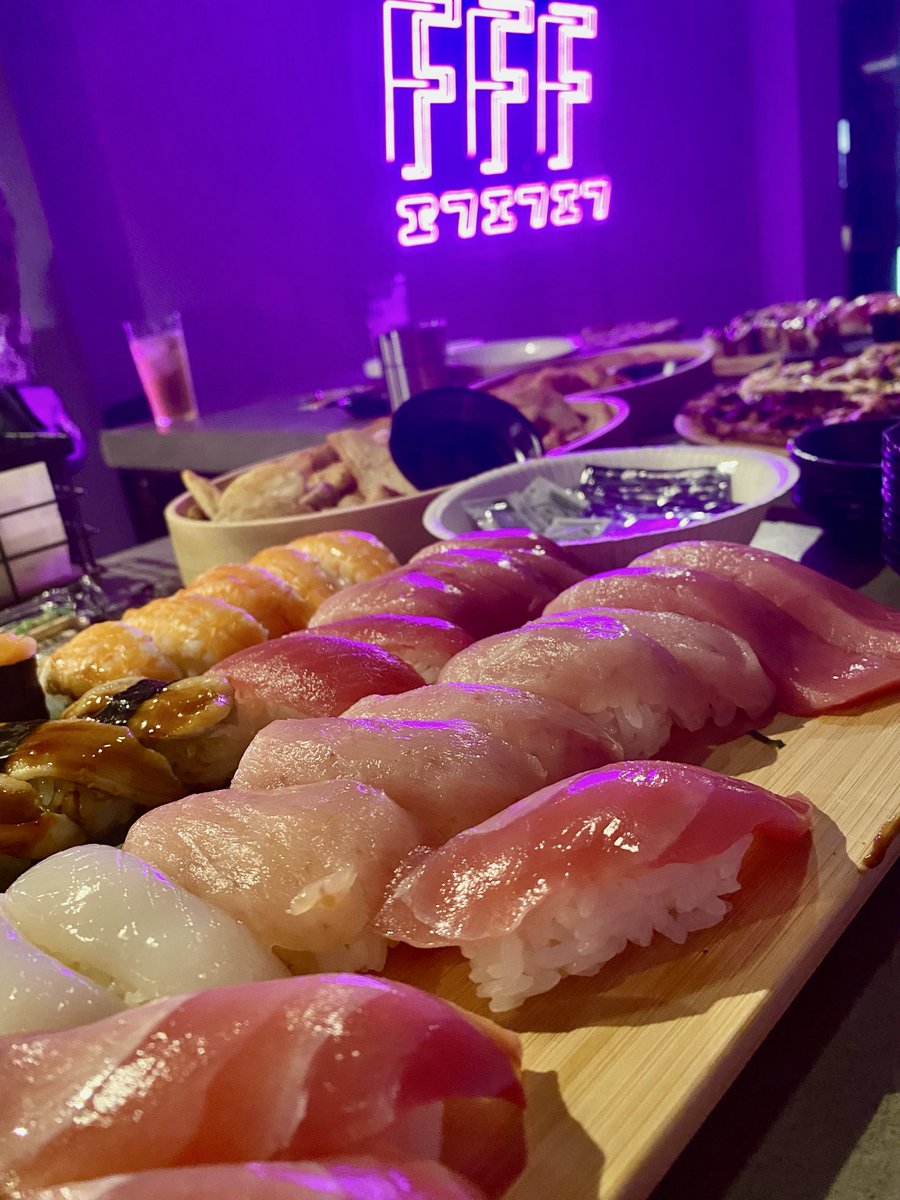 Naoki_GPT's tweet photo. 夜を制する女、海賊エンジニア、ゴリラ、バズ女、宴マスター、億稼ぎ王子、仕事頼めそうな人とも知り合えたし、ｴｯｯｸﾞｲ情報も聞けてめちゃ勉強になった！会社の無益な飲み会行ってたら愚痴と武勇伝しか聞けんけど、職場フル無視で参加してよかったわ。自分の価値観ぶち壊すのマジで大事やと再認識 https://t.co/3nI2D9dqwV