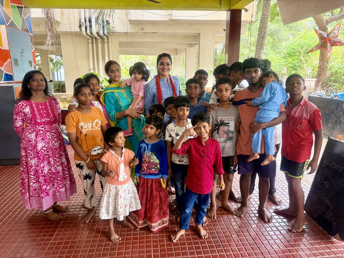 varshini7474's tweet photo. பிறப்புக்கு மேலாவே இருக்கும் பெருமை, பிறர் வாழ்வில் ஒரு சிறு புன்னகையை விதைப்பதில்தான். ❤️

இன்று குழந்தைகளுடன் சில நிமிடங்கள் செலவிட்டேன். நாம் கொடுத்தது உதவி என்று நினைத்துச் சென்றேன். ஆனால் திரும்பி வரும்போது, அவர்கள் கொடுத்த அன்பும் சிரிப்பும் தான் என் மனதை நிறைத்துவிட்டது.

சேவை என்பது பெரியவர்கள் மட்டுமே செய்யக்கூடிய விஷயம் அல்ல. மனம் இருந்தால், சிறிய உதவியும் ஒருவரின் நாளை மாற்ற முடியும்.

நம்மைச் சுற்றி உதவி தேவைப்படுபவர்கள் ஏராளம். முடிந்தவரை அவர்களுக்காக நேரத்தையும், அன்பையும், ஆதரவையும் பகிர்வோம். நல்ல சமுதாயம் உருவாக வேண்டும் என்றால், மாற்றம் நம்மிடமிருந்தே தொடங்க வேண்டும்.

மக்களுக்கான சேவையே, உயர்ந்த பொறுப்பு 🙏❤️
#TamizhagaVetriKazhagam #Forthepeople #SocialResponsibility #Leadership #YouthLeadership #YouthForChange