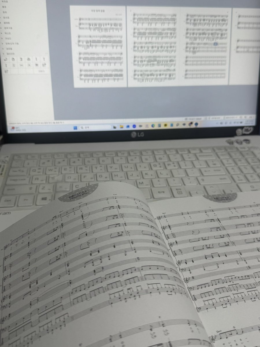 he_3an's tweet photo. 크아악
키보드의 악보가 널리울려퍼졋스면좋겟ㅂ니다
나. 나만 밴드스코어사고..
피아노악보만 잇고.. https://t.co/QneUdUyWOg