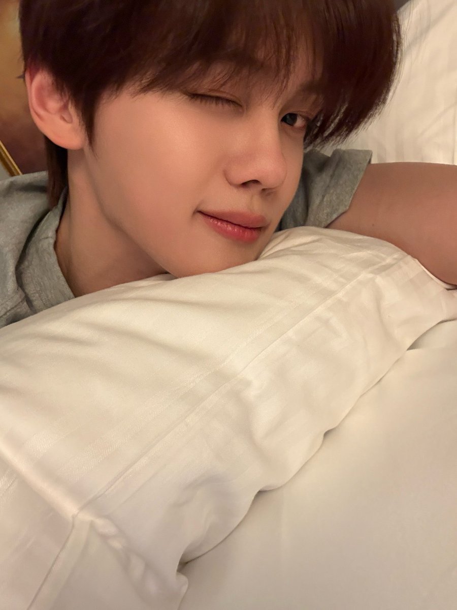 luni830's tweet photo. 침대셀카의 은혜 끝나질않네....♡ https://t.co/wfie5X7PmY