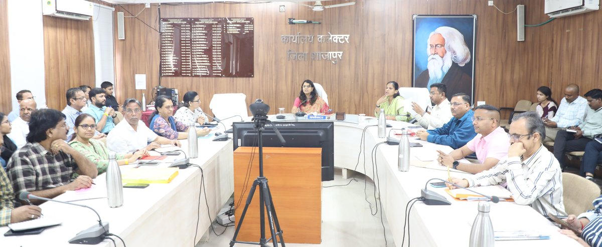 collectorshajap's tweet photo. कलेक्टर सुश्री ऋजु बाफना ने आज समयसीमा पत्रों (TL) की समीक्षा बैठक ली। साथ ही 15 अगस्त स्वतंत्रता दिवस के जिला स्तरीय मुख्य समारोह की तैयारियों के संबंध में अधिकारियों की बैठक लेकर आवश्यक दिशा-निर्देश जारी किए। 

RM : https://t.co/F7x9qUE9dl

#IndependenceDay2026 #shajapur https://t.co/Xjb3eyep1f