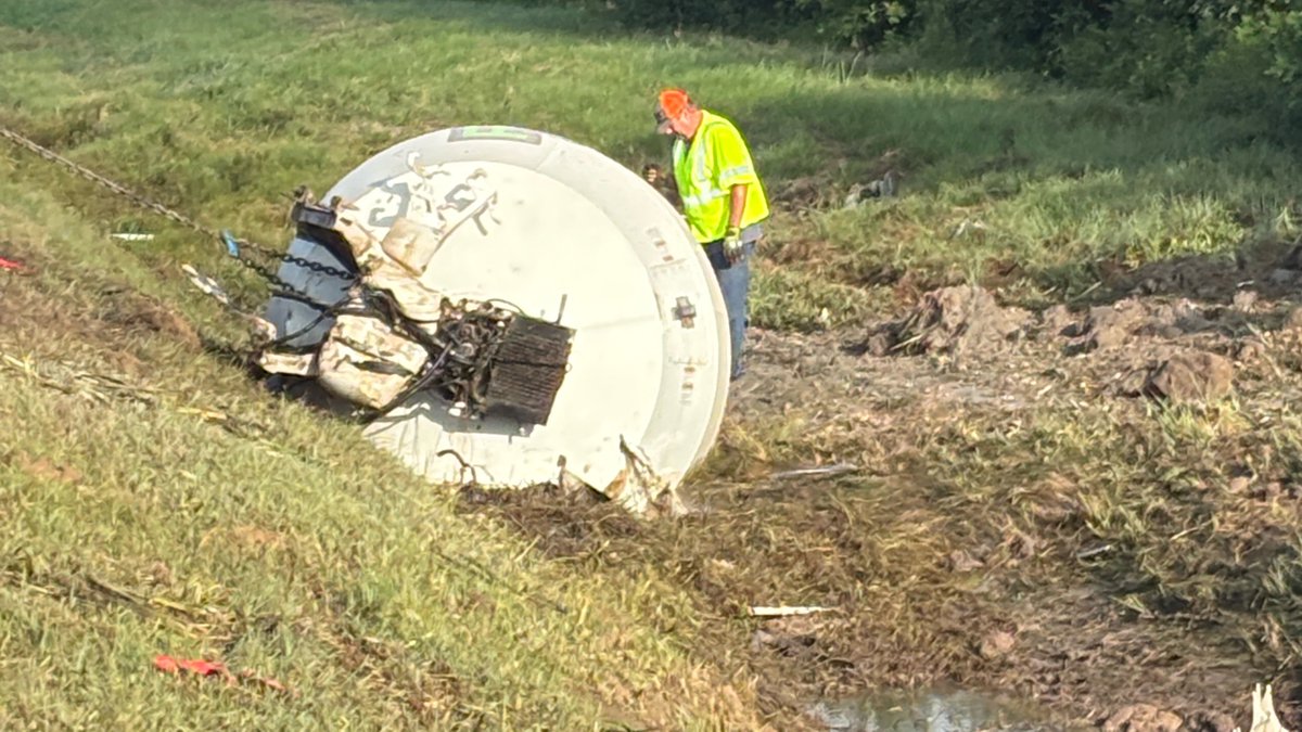 TxDOTHouston's tweet photo. SH-99 Grand Pkwy - North westbound after Cypress Rosehill crews are working to remove damaged heavy truck. Once truck is removed, then hazmat clean up will continue. All mainlanes of SH 99 westbound at this location still blocked. Seek alternate route. https://t.co/AoaKC5WOFF