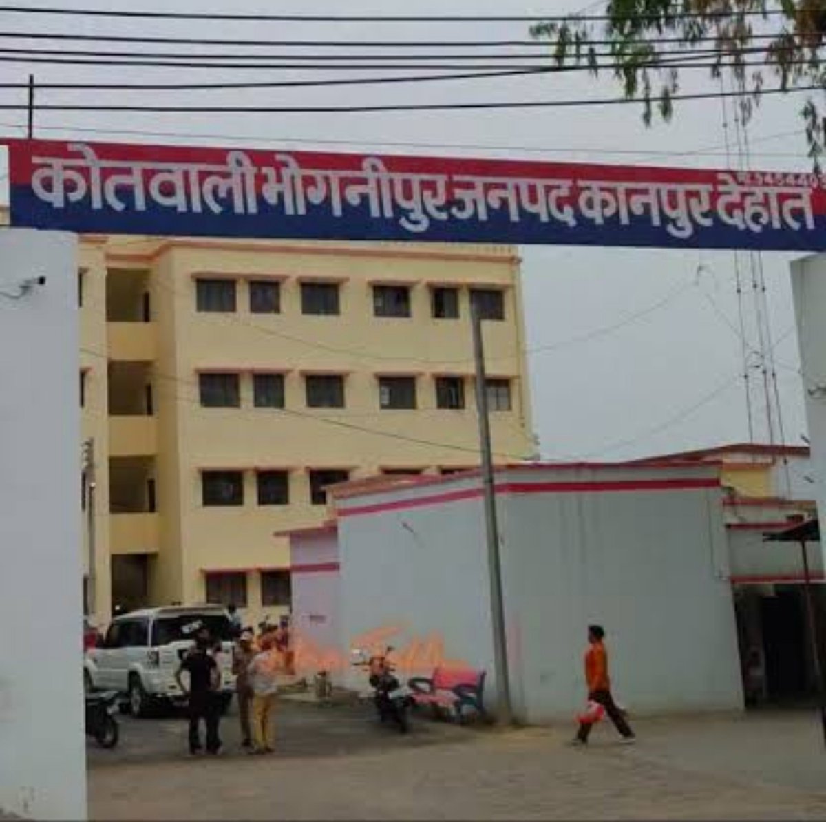 tamasha_system's tweet photo. कानपुर देहात पुलिस @kanpurdehatpol
का नाकारापन और बेशर्मी अपनी चरम सीमा पर है! 🚨 
थाना भोगनीपुर के ग्राम चकचलापुर , पुखरायां में 1 ही रात में 4 घरों के ताले टूटे, ~22 लाख की भीषण चोरी हुई। CCTV फुटेज सामने होने के बाद भी पुलिस हाथ पर हाथ धरे बैठी है। क्या पुलिस खुद अपराधियों को संरक्षण दे रही है? इसी सड़ी हुई कार्यप्रणाली और असक्रियता ने चोरों के हौसले इतने बुलंद कर रखे हैं!
इस मामले में थाने की संदिग्ध लीपापोती और चुप्पी को देखते हुए, थाना भोगनीपुर के सभी पुलिसकर्मियों की 'आय से अधिक संपत्ति' की उच्च स्तरीय जांच अनिवार्य रूप से होनी चाहिए।
@kanpurdehatpol अगर वर्दी की थोड़ी भी लाज और शर्म बाकी है, तो तत्काल इस घटना का खुलासा करो!
@Uppolice @dgpup @myogiadityanath @CMOfficeUP @adgzonekanpur @igrangekanpur @kanpurdehatpol @shraddha_pn @kapilsingh75 @khurpenchh @matiyamet_ @raavan_india @kanpursneed @KanpuriyaFeed @JagoKanpurJago @knp78up @RTIActivist_KNP @legaljustice_