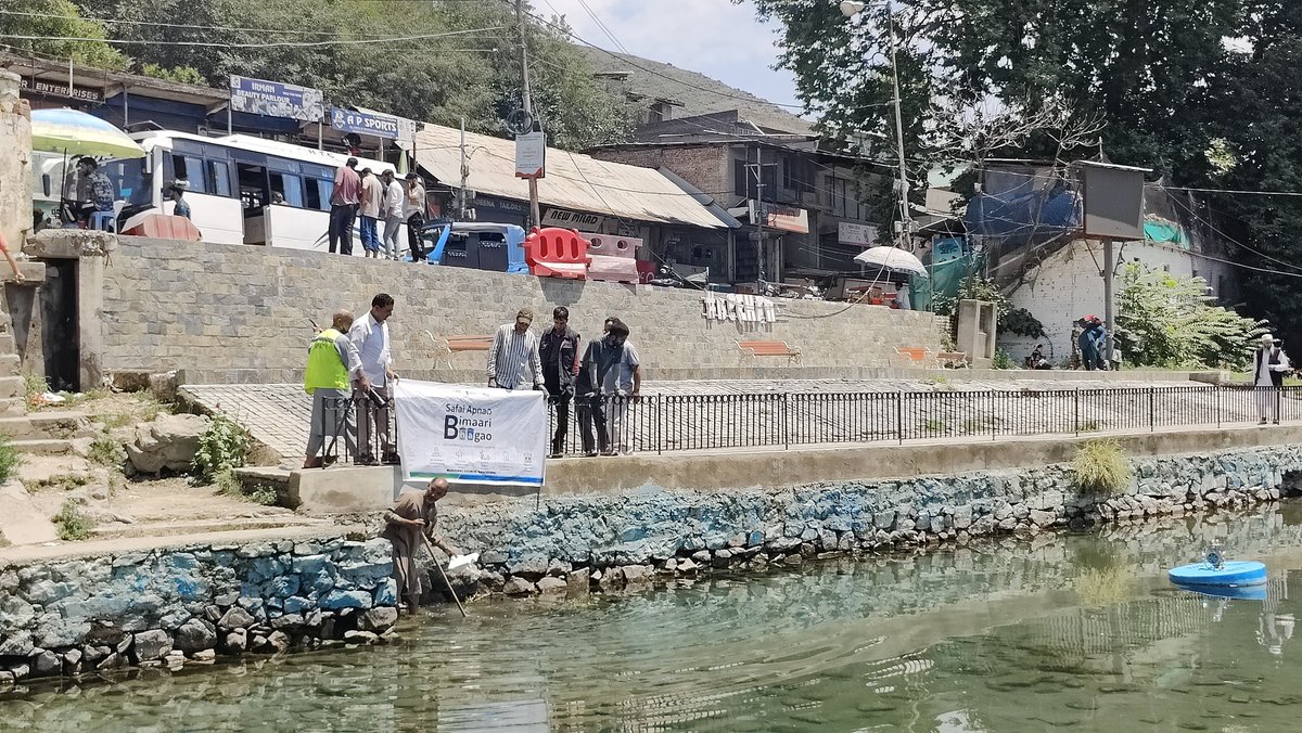 mcganderbal1's tweet photo. Under the Safai Apnao, Bimari Bhagao campaign, Municipal Council Ganderbal organised a cleanliness drive at Beehama Spring.

A separate cleanliness drive was also conducted in the commercial market area of the town.

#SafaiApnaoBimariBhagao  #SwachhBharat  #Swachhjk https://t.co/denw2gfnQo