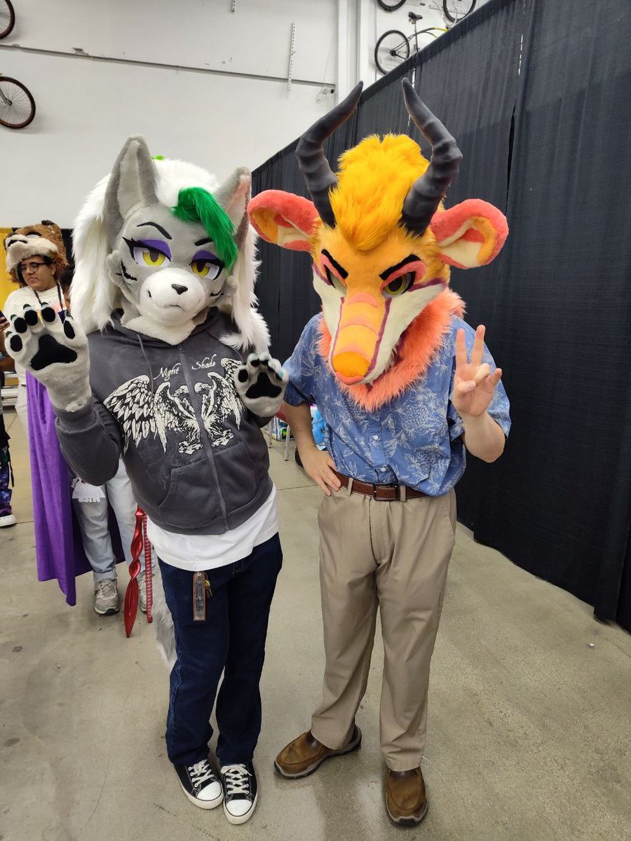Loxy_Esdee's tweet photo. An amazing day for Frank and furs! Finally got time to come here, met and caught up with some friends I haven’t seen in a while! Also wanted to say thank you @rezelle for the Loona, wishing you an amazing birthday 🎂! #furry #fursuit #fursuiting #FrankandFurs https://t.co/1XQoGbL8XC