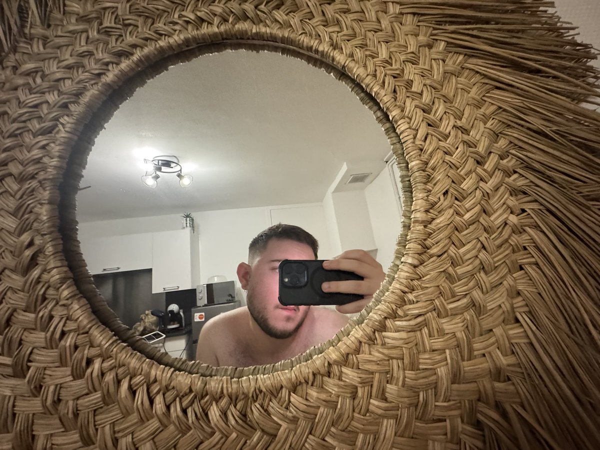 louisbrltd's tweet photo. je déteste l’été mais ça me va bien au teint #julydump #gay https://t.co/bT1AdeIFZe